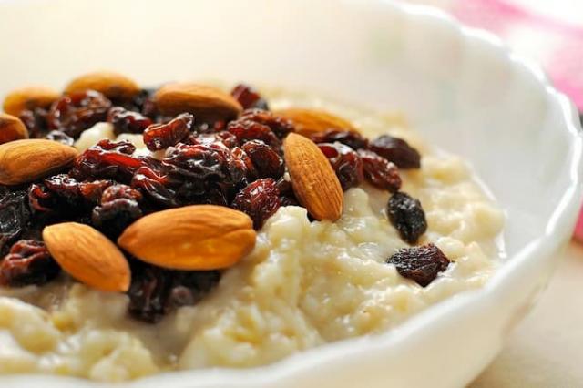 Healthy oatmeal with honey