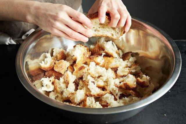 Hogyan lehet a kenyeret puhává tenni a mikrohullámú sütőben: módszerek és titkok