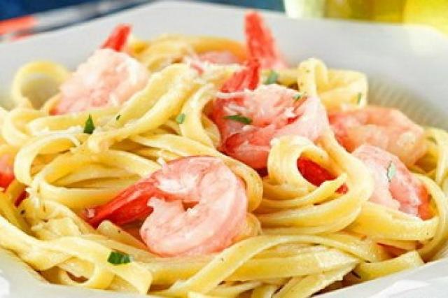 Fettuccine tészta garnélarákkal tejszínes szószban – recept a napsütötte Földközi-tengerről